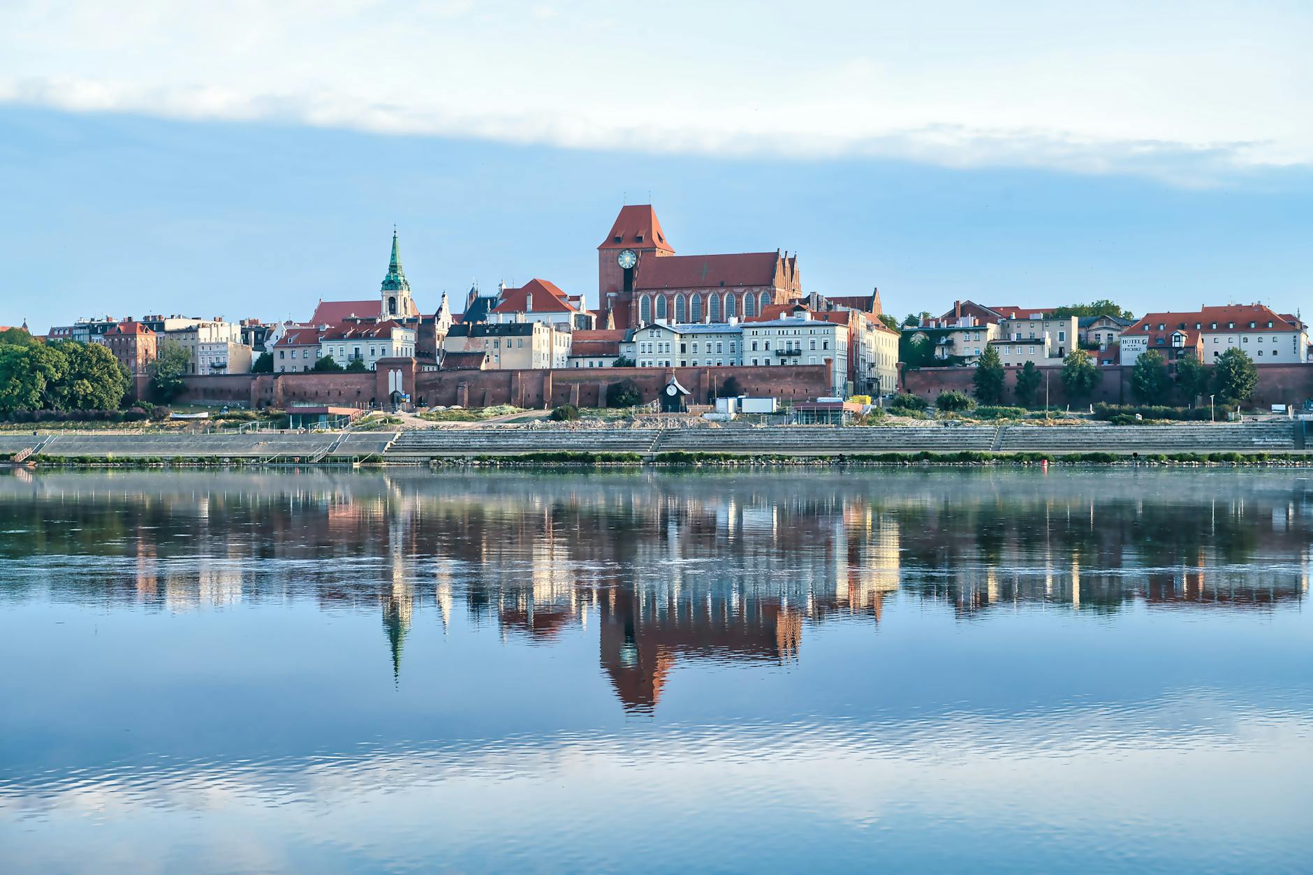 Piłkarz Wisły Kraków podczas meczu, symbolizuje poszukiwania wzmocnień