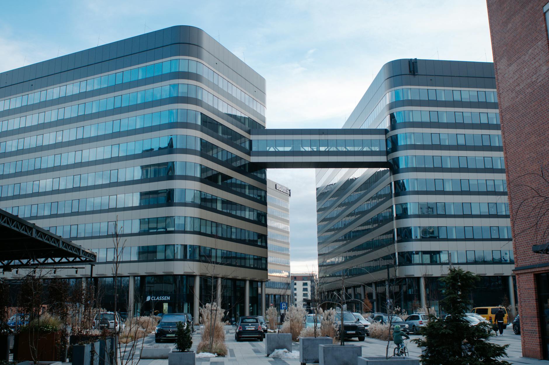 Mapa Krakowa z zaznaczonymi terenami zielonymi i symbolami inwestycji gospodarczych