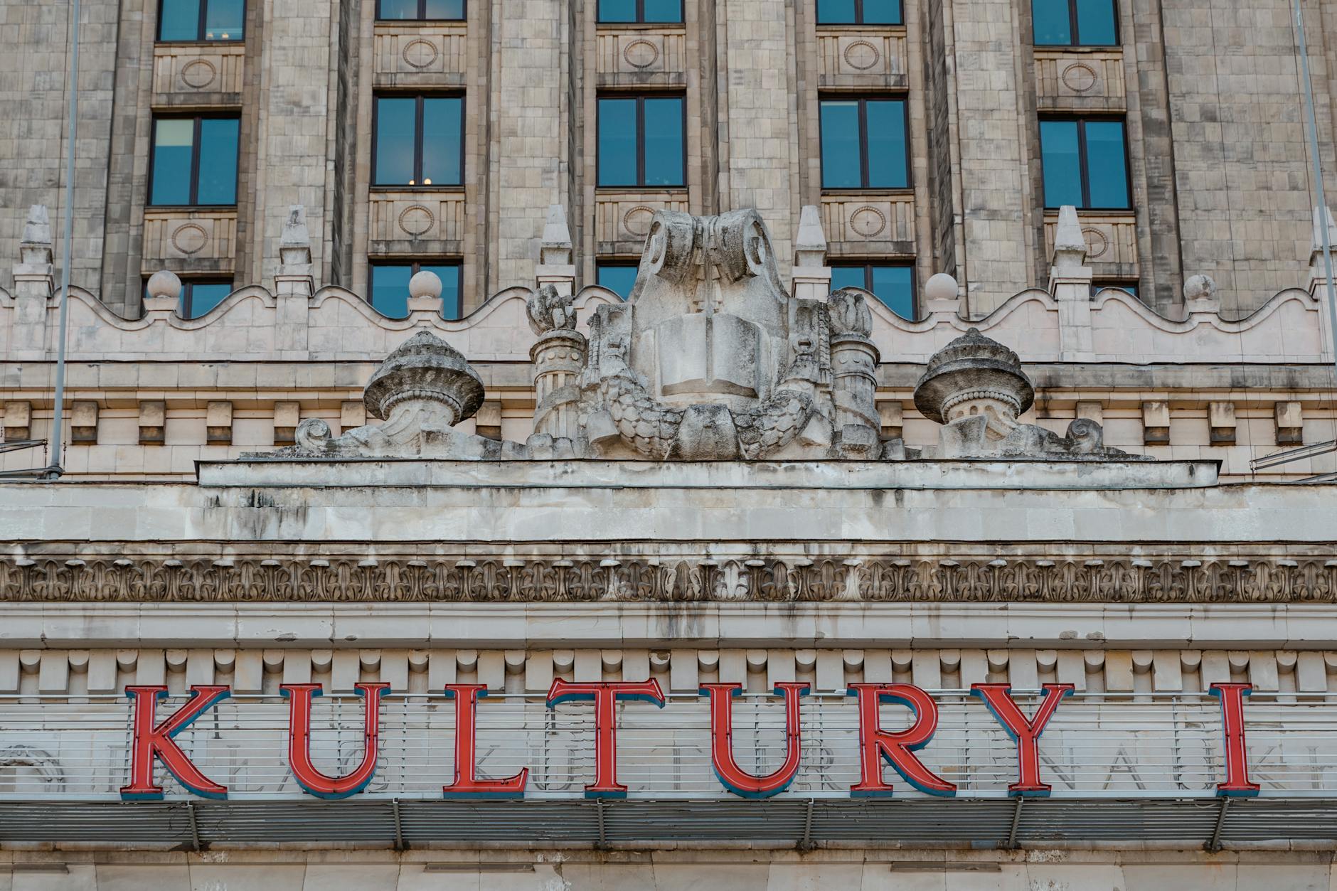 Zabytkowy budynek "Czerwonej Chirurgii" w Krakowie, planowany do rewitalizacji na centrum kultury.