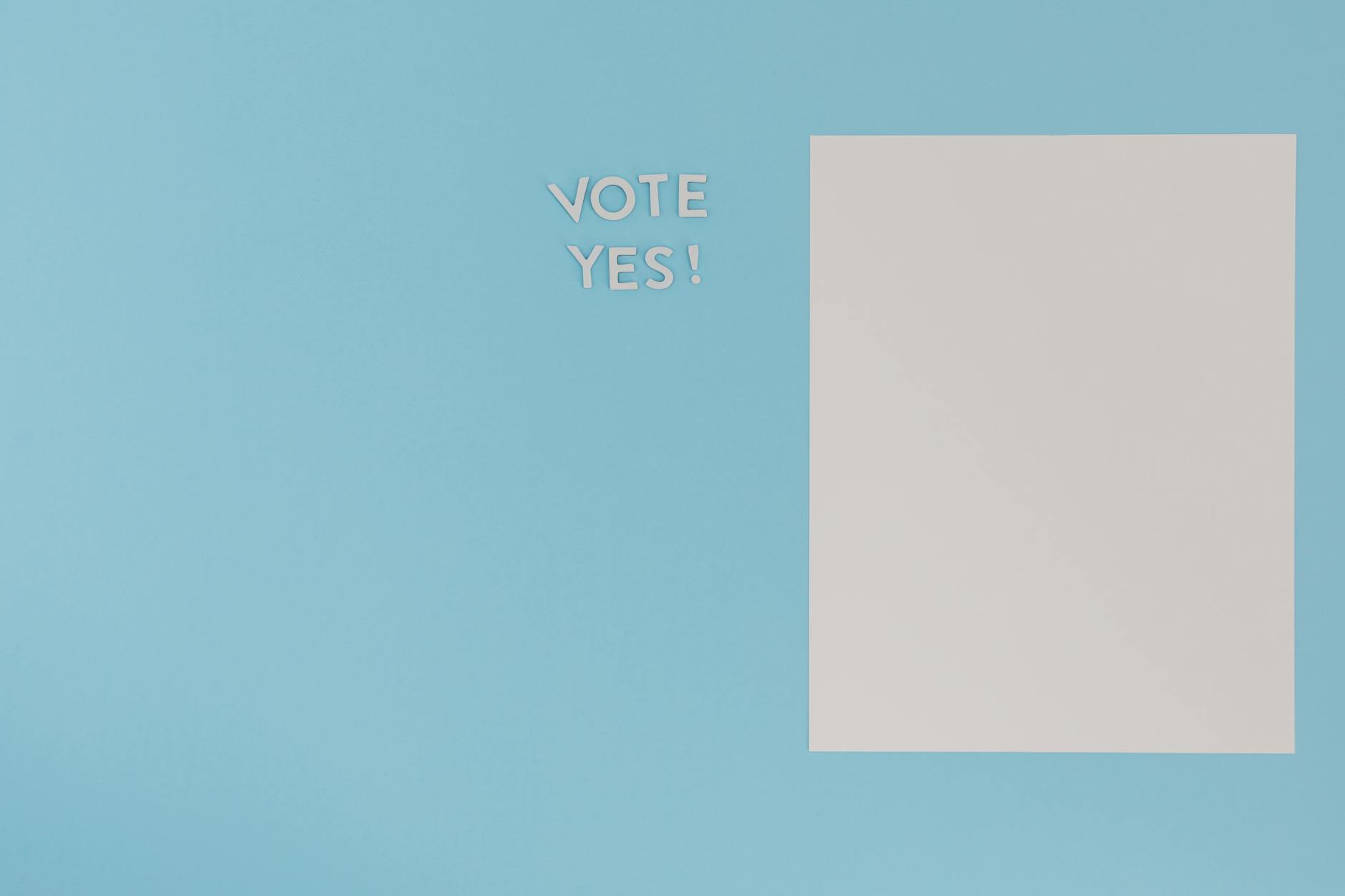 Tablica z napisem Kraków i symboliczne grafiki związane z referendum oraz kulturą, podkreślające koszt referendum w Krakowie.