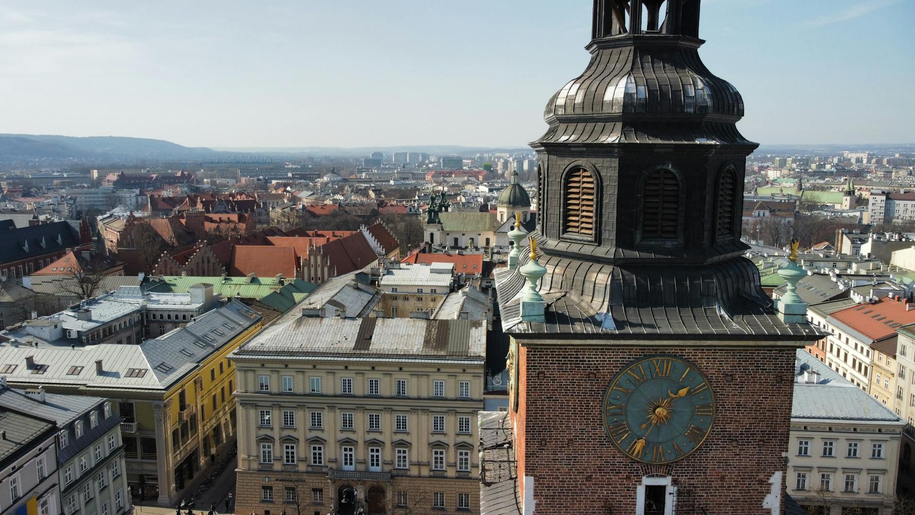 Młody piłkarz w akcji, symbolizujący potencjalny transfer do Wisły Kraków
