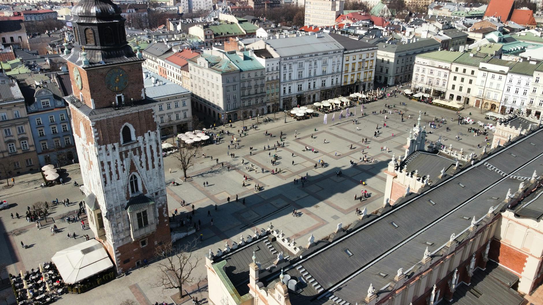 Piłkarze Wisły II Kraków i Wieczystej Kraków na boisku, symbolizujący krakowskie kluby piłkarskie w ligach