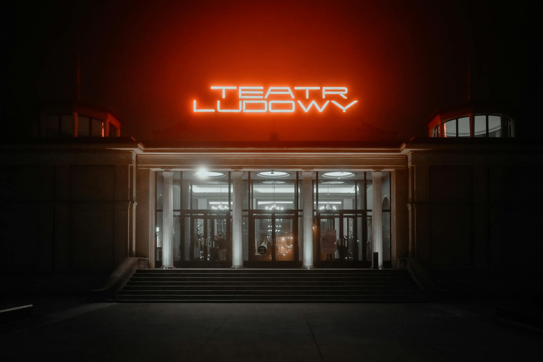 Plakat informujący o nowych inicjatywach dla zwierząt i remoncie Teatru Bagatela w Krakowie